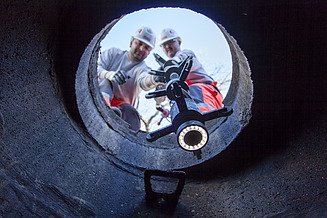 Foto von zwei Männer bei einer Kanalsanierung
