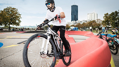 Foto von einem Mann auf einem Rad im Bikepark