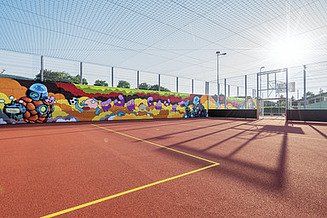 Foto von einem Sportplatz mit Kunststoffboden