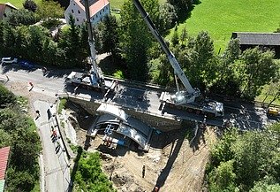Foto von Neuer Geh- und Radweg mit zwei Fertigteilbrücken