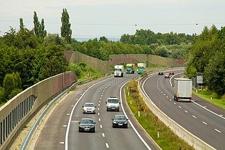 Foto von einer Autobahn mit einem Lärmschutzwall