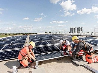 Foto von Personen bei Photovoltaikanlagen