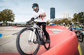 Foto von einem Radfahrer in einem Bikepark