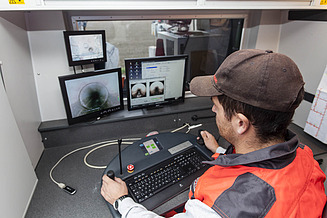 Foto von Person, die einen Kanalscan analysiert