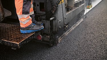 Temperaturgesenkter Asphalt Foto von Temperaturgesenkter Asphalt