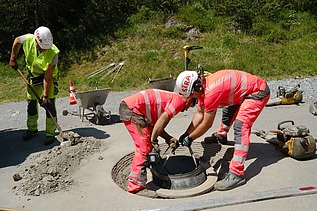 Foto von Männern die am Schachtrahmen arbeiten
