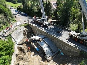 Foto von Neuer Geh- und Radweg mit zwei Fertigteilbrücken