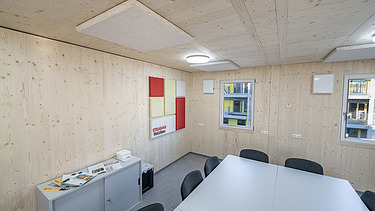 Foto von Innenraum Holzcontainer Tisch
