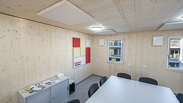 Foto von Innenraum Holzcontainer Tisch