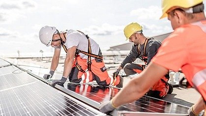 Foto von Männern mit Solarpanels