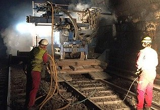 Foto von der Sanierung des Karawanken-Eisenbahntunnels