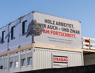 Container mit Aufschrift Foto von einem Container mit Aufschrift