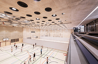 Sporthalle mit Bodenmarkierungen Bild einer Sporthalle mit Bodenmarkierungen