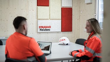 Foto von Innenraum Holzcontainer Gespräch