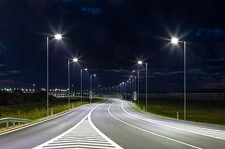 Foto von Straße mit Straßenbeleuchtung bei Nacht