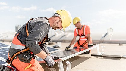 Foto vom STRABAG Team bei der Errichtung einer PV-Anlage