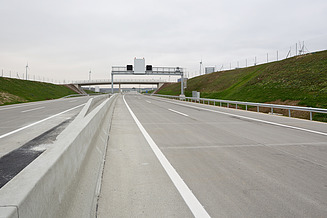 Autobahn mit Bodenmarkierungen Foto von Autobahn mit Bodenmarkierungen