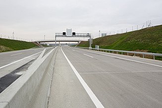 Foto von Autobahn mit Bodenmarkierungen
