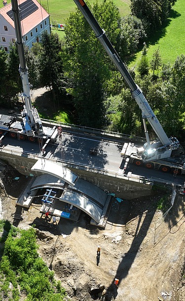 Foto von Neuer Geh- und Radweg mit zwei Fertigteilbrücken