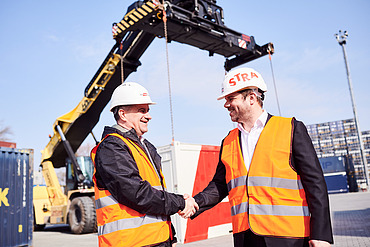Foto von STRABAG CEO Klemens Haselsteiner und Imre Kovács, Vorstand der Raul Cargo Group