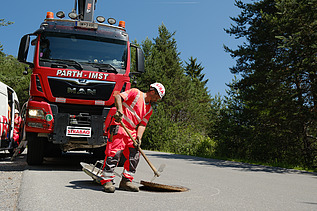 Foto von Arbeiter der Schachtrahemnsanierung