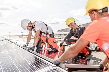 Foto von Männern mit Solarplanels