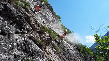 Foto von Männern die Felsschutzbauten ausführen