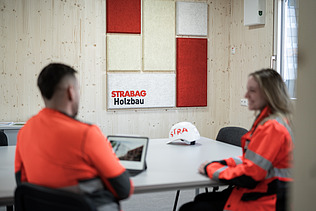 Foto von Innenraum Holzcontainer Gespräch