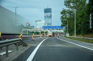 Foto von Straße mit Überkopfwegweiser