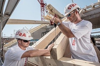 Foto von zwei Männern die mit Holz bauen
