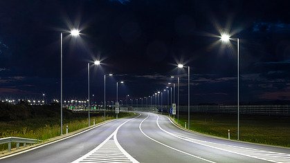 Foto von Straßenbeleuchtung bei Nacht
