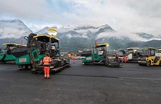 Foto von Baumaschinen auf der Flughafenpiste Innsbruck