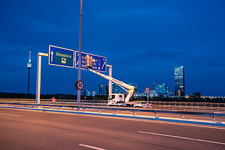 Foto von Arbeiten an Überkopfwegweiser