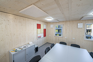 Foto von Innenraum Holzcontainer Tisch
