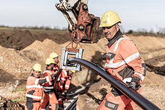 Foto von Bauarbeitern die Kabel legen