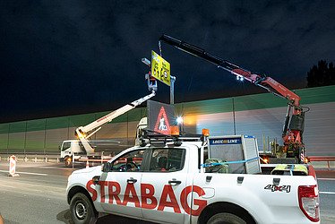 Foto von Verkehrstechnik Fahrzeug und Team bei Nacht