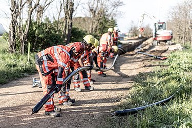 Foto von Männer die Kabel verlegen