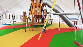 Spielplatz mit Kunststoffboden Foto von einem Spielplatz mit Kunststoffboden