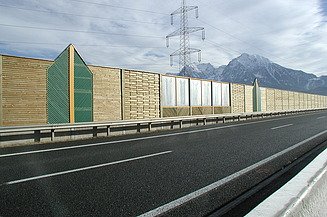 Foto von einer Straße mit einem Lärmschutzwall