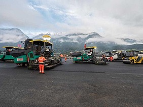 Foto von Baumaschinen auf der Flughafenpiste Innsbruck