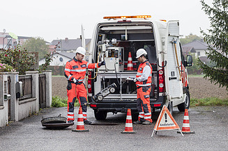 Kanalprüfer mit Roboter Foto von Kanalprüfern bei der Arbeit