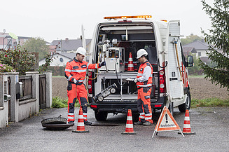 Foto von Kanalprüfern bei der Arbeit